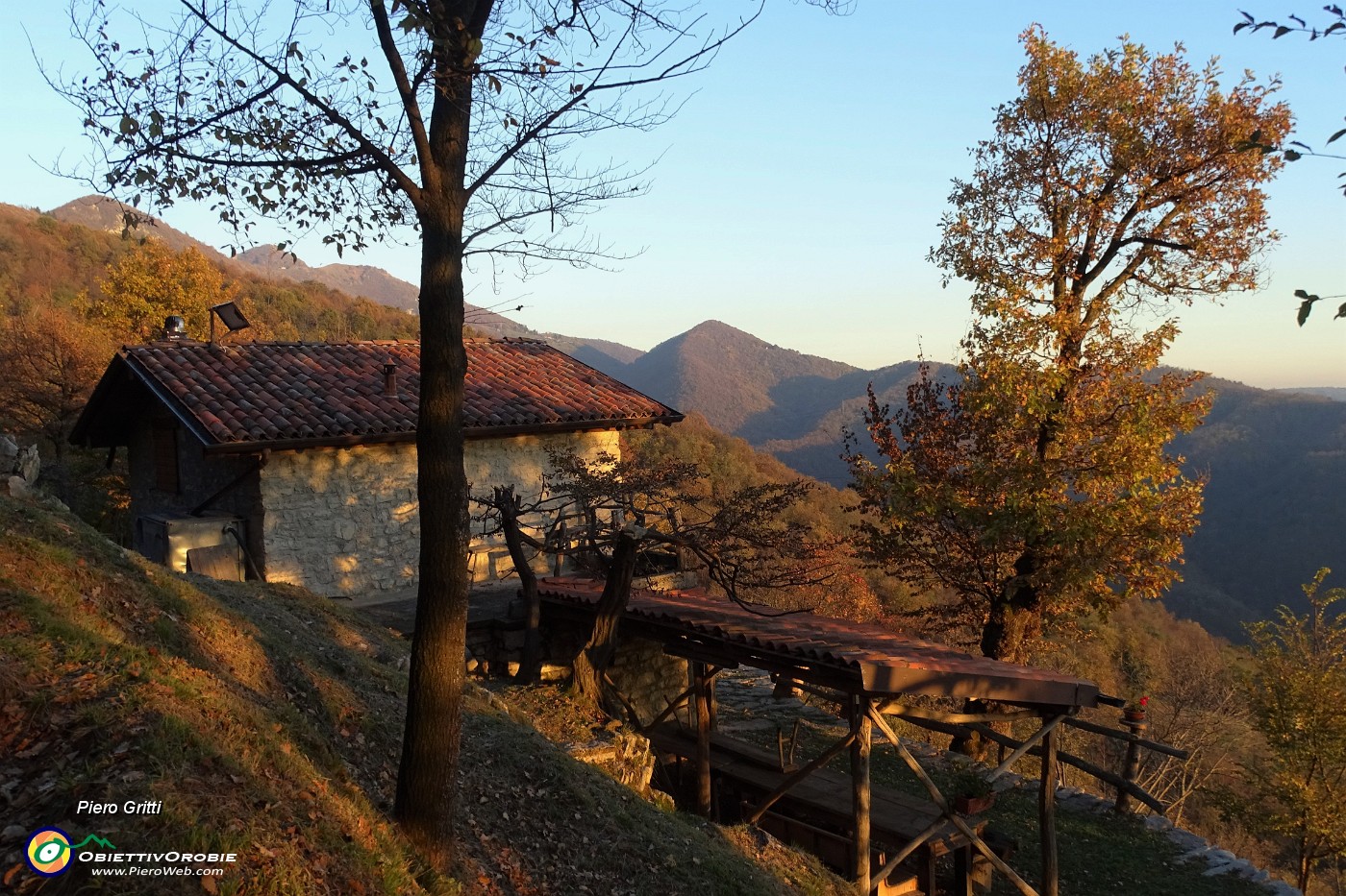75 Bel cascinale con vista sui colli .JPG